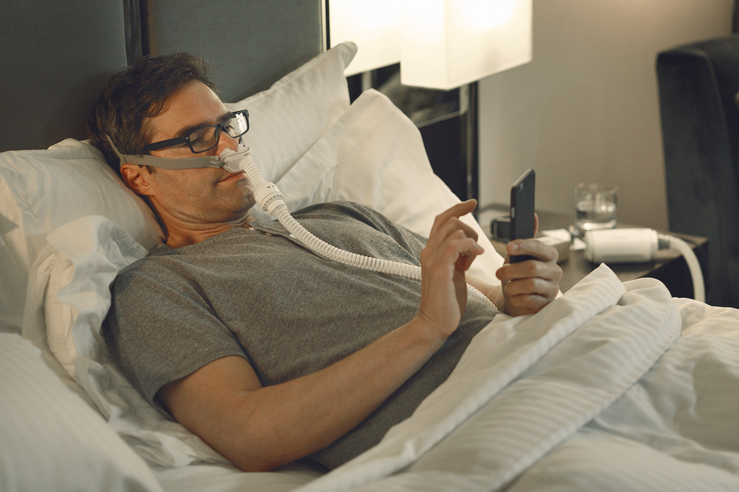 man-in-bed-airmini-p10-mask-4